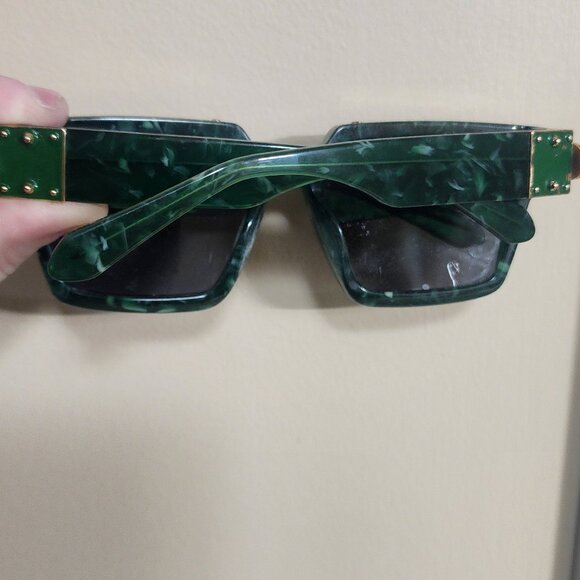 Louis Vuitton Sunglasses - Picture 3 of 6